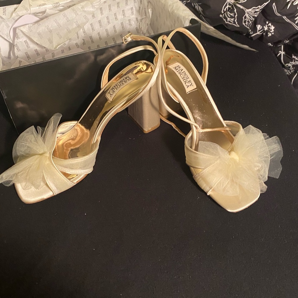 Brand New Ivory Badgley Mischka Tess Tulle Bow Block Heel Sandals
